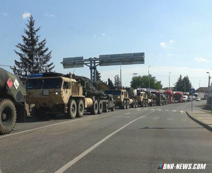 Колонна бронетехники НАТО пересекла границу Украины Колонна бронетехники НАТО пересекла границу Украины