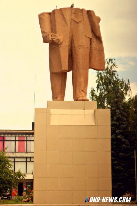 В Харьковской области разбили очередной памятник Ленину В Харьковской области разбили очередной памятник Ленину