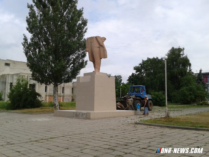 В Харьковской области разбили очередной памятник Ленину В Харьковской области разбили очередной памятник Ленину