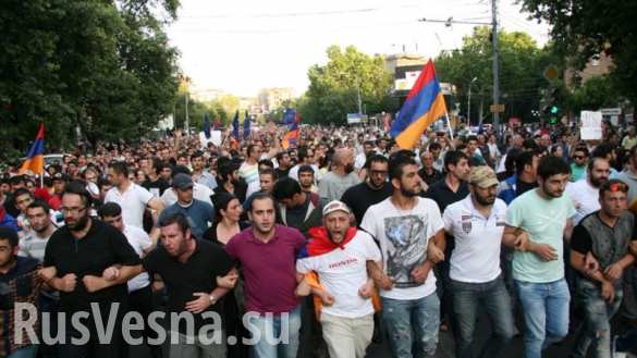 В Совете Федерации считают, что за протестами в Ереване стоят зарубежные НКО