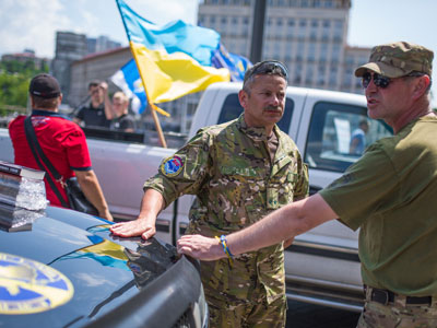 Авто — в АТО: украинские силовики получили новые машины и «патриотические библиотеки»