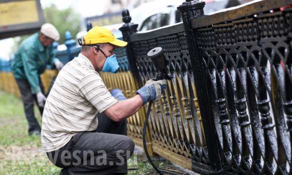 В центре Киева жёлто-блакитный забор перекрашивают в черный цвет! (ФОТО) | Русская весна