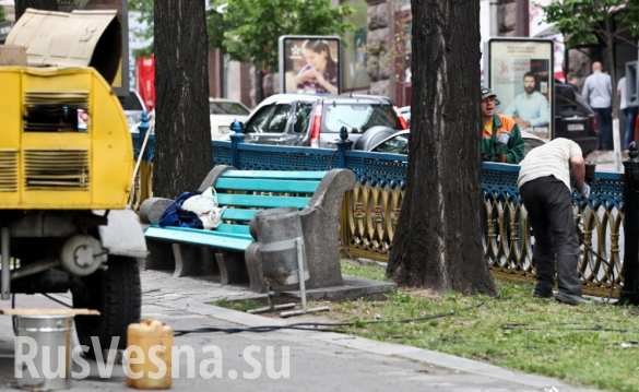 В центре Киева жёлто-блакитный забор перекрашивают в черный цвет! (ФОТО)