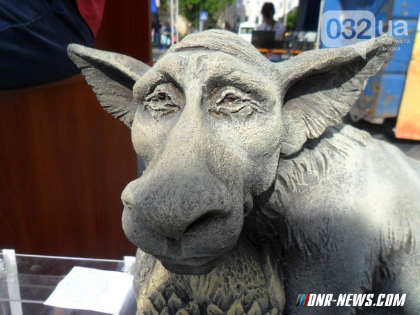 Во Львове сделали скульптуру Путина в виде Чупакабры Во Львове сделали скульптуру Путина в виде Чупакабры