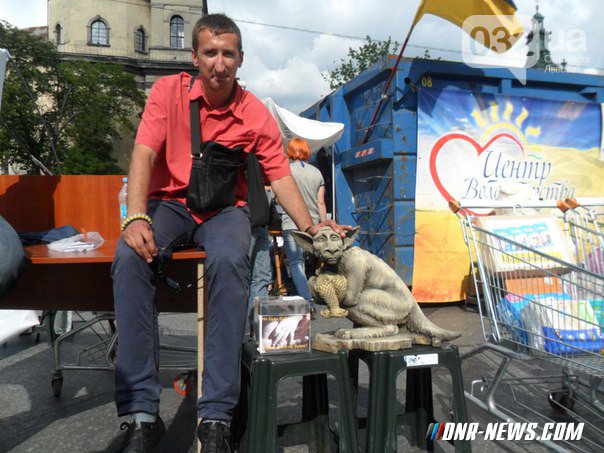 Во Львове сделали скульптуру Путина в виде Чупакабры Во Львове сделали скульптуру Путина в виде Чупакабры