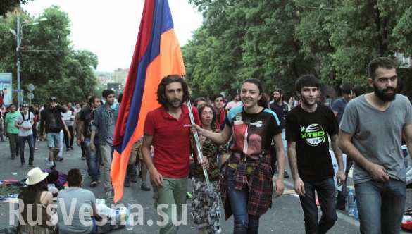 Демонстрация в центре столицы Армении завершилась, участники расходятся с проспекта Баграмяна