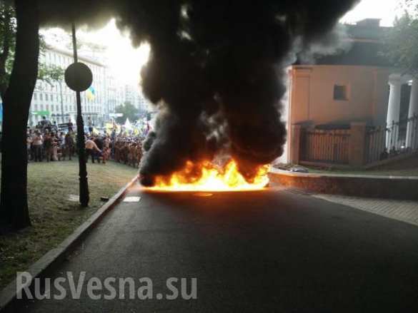 Участники нацистского шествия в Киеве подожгли шины возле стадиона Динамо (ФОТО, ВИДЕО) | Русская весна