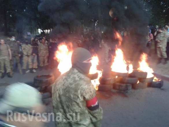 Участники нацистского шествия в Киеве подожгли шины возле стадиона Динамо (ФОТО, ВИДЕО) | Русская весна