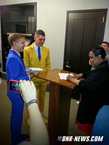 В США двое украинцев сыграли "гей-бандеровскую свадьбу" В США двое украинцев сыграли "гей-бандеровскую свадьбу"