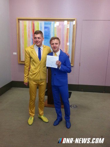 В США двое украинцев сыграли "гей-бандеровскую свадьбу" В США двое украинцев сыграли "гей-бандеровскую свадьбу"