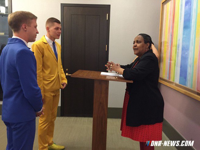 В США двое украинцев сыграли "гей-бандеровскую свадьбу" В США двое украинцев сыграли "гей-бандеровскую свадьбу"