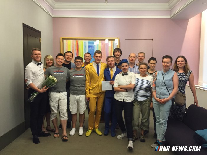 В США двое украинцев сыграли "гей-бандеровскую свадьбу" В США двое украинцев сыграли "гей-бандеровскую свадьбу"