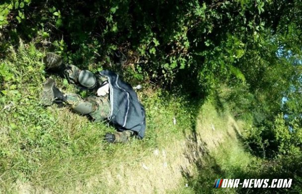 Под Мукачево с дороги до сих пор не убрали тело погибшего и расстрелянные машины Под Мукачево с дороги до сих пор не убрали тело погибшего и расстрелянные машины