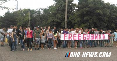 Около 50 человек задержали в Одессе за акцию в поддержку журналиста Артема Бузилы Около 50 человек задержали в Одессе за акцию в поддержку журналиста Артема Бузилы