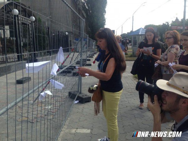 Российское посольство в Киеве закидали бумажными самолетами Российское посольство в Киеве закидали бумажными самолетами