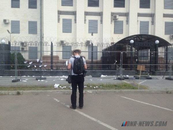 Российское посольство в Киеве закидали бумажными самолетами Российское посольство в Киеве закидали бумажными самолетами