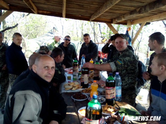 Вернувшись из самоволки пьяным, боец Нацгвардии застрелился прямо на блокпосту Вернувшись из самоволки пьяным, боец Нацгвардии застрелился прямо на блокпосту