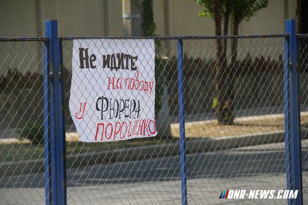 Жители Луганска потребовали от сотрудников ОБСЕ "перестать отсиживаться в ресторанах" Жители Луганска потребовали от сотрудников ОБСЕ "перестать отсиживаться в ресторанах"