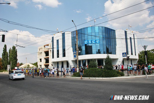 Жители Луганска потребовали от сотрудников ОБСЕ "перестать отсиживаться в ресторанах" Жители Луганска потребовали от сотрудников ОБСЕ "перестать отсиживаться в ресторанах"