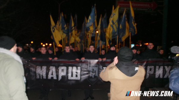 «Азов» на месте памятника Ленину в Мариуполе установил статую князя Святослава «Азов» на месте памятника Ленину в Мариуполе установил статую князя Святослава