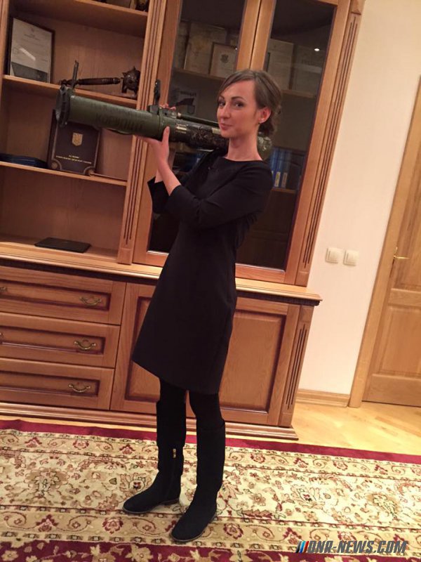 Антикоррупционный прокурор Украины получил в подарок гранатомет Антикоррупционный прокурор Украины получил в подарок гранатомет