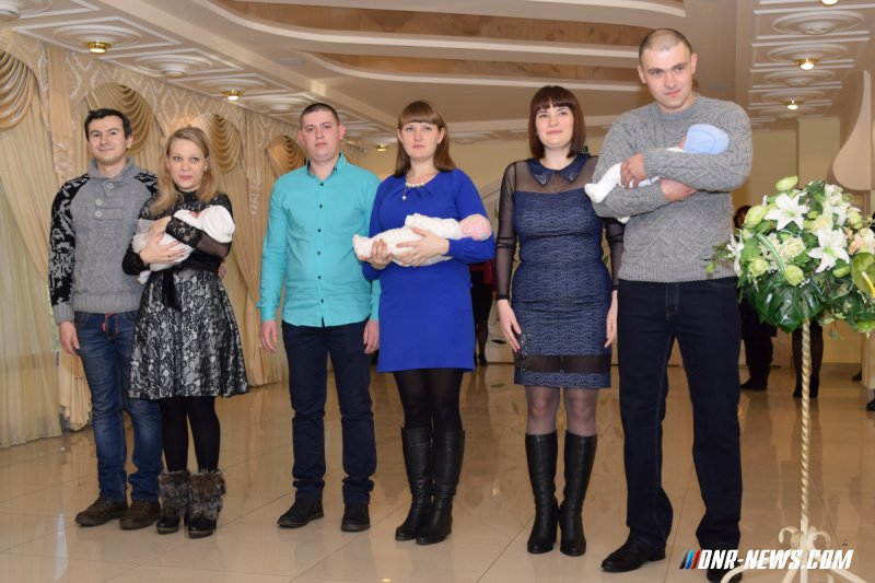 Глава ЛНР вручил первые свидетельства о рождении республиканского образца Глава ЛНР вручил первые свидетельства о рождении республиканского образца