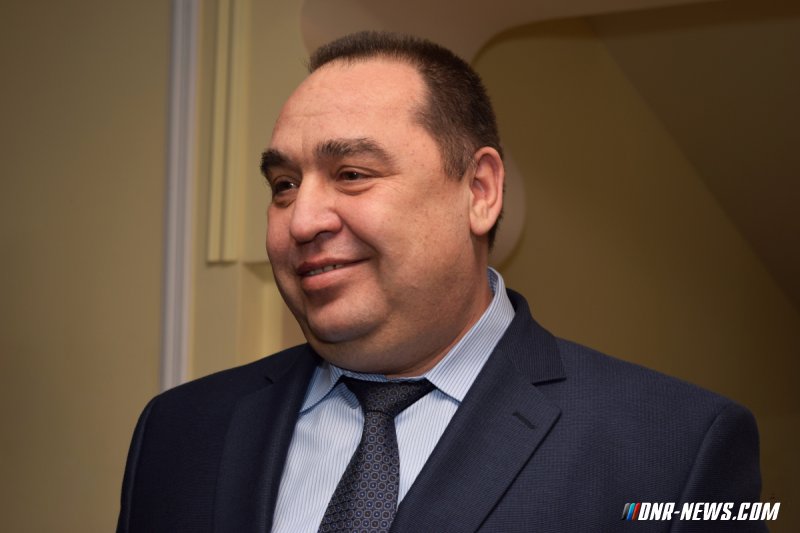 Глава ЛНР вручил первые свидетельства о рождении республиканского образца Глава ЛНР вручил первые свидетельства о рождении республиканского образца