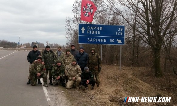 Активисты УНСО заблокировали проезд для фур РФ в Ровенской области Активисты УНСО заблокировали проезд для фур РФ в Ровенской области