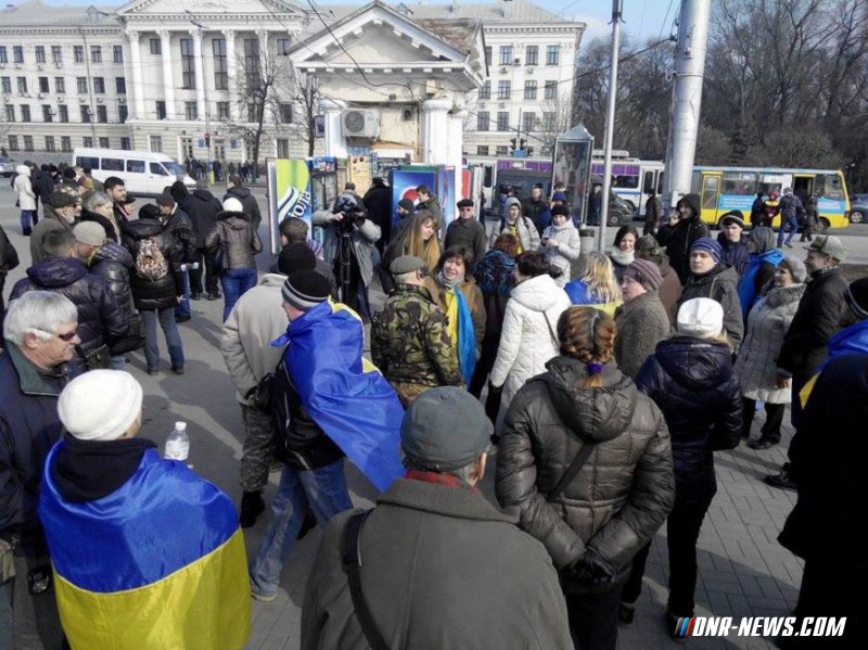 Украинские националисты напали на протестующих против сноса памятника Ленину в Запорожье Украинские националисты напали на протестующих против сноса памятника Ленину в Запорожье