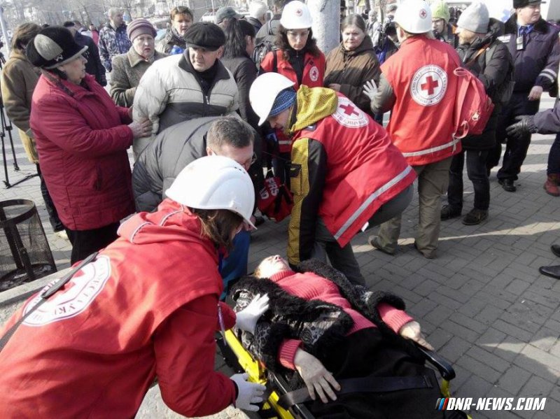 Украинские националисты напали на протестующих против сноса памятника Ленину в Запорожье Украинские националисты напали на протестующих против сноса памятника Ленину в Запорожье