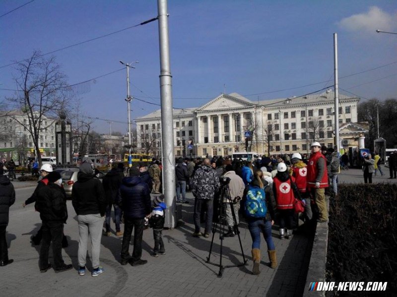 Украинские националисты напали на протестующих против сноса памятника Ленину в Запорожье Украинские националисты напали на протестующих против сноса памятника Ленину в Запорожье