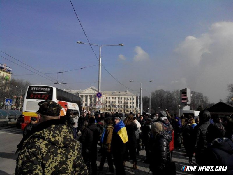 Украинские националисты напали на протестующих против сноса памятника Ленину в Запорожье Украинские националисты напали на протестующих против сноса памятника Ленину в Запорожье