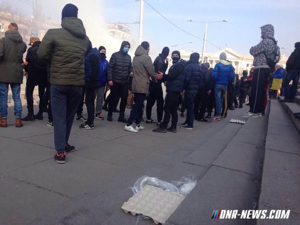 Украинские националисты напали на протестующих против сноса памятника Ленину в Запорожье Украинские националисты напали на протестующих против сноса памятника Ленину в Запорожье