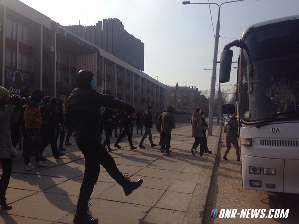 Украинские националисты напали на протестующих против сноса памятника Ленину в Запорожье Украинские националисты напали на протестующих против сноса памятника Ленину в Запорожье