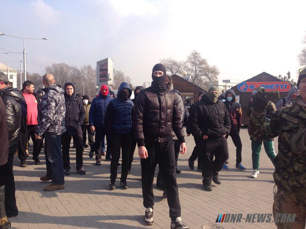 Украинские националисты напали на протестующих против сноса памятника Ленину в Запорожье Украинские националисты напали на протестующих против сноса памятника Ленину в Запорожье