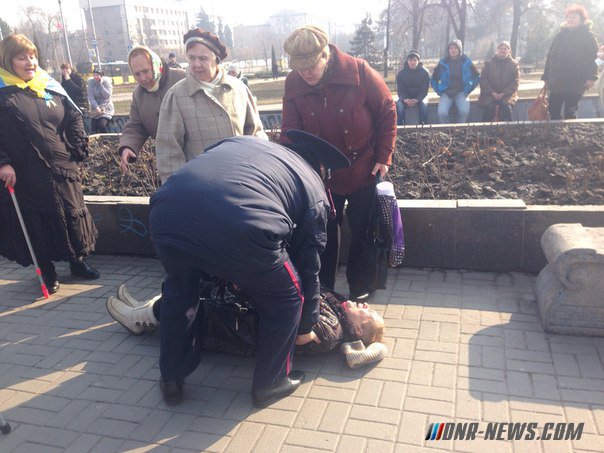 Украинские националисты напали на протестующих против сноса памятника Ленину в Запорожье Украинские националисты напали на протестующих против сноса памятника Ленину в Запорожье