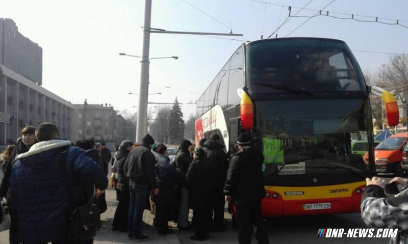 Украинские националисты напали на протестующих против сноса памятника Ленину в Запорожье Украинские националисты напали на протестующих против сноса памятника Ленину в Запорожье