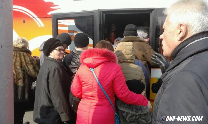 Украинские националисты напали на протестующих против сноса памятника Ленину в Запорожье Украинские националисты напали на протестующих против сноса памятника Ленину в Запорожье