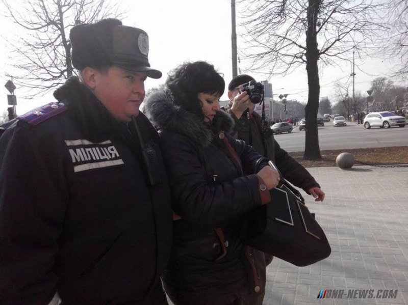 Украинские националисты напали на протестующих против сноса памятника Ленину в Запорожье Украинские националисты напали на протестующих против сноса памятника Ленину в Запорожье