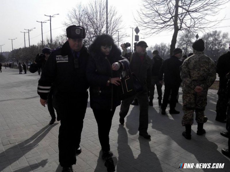 Украинские националисты напали на протестующих против сноса памятника Ленину в Запорожье Украинские националисты напали на протестующих против сноса памятника Ленину в Запорожье