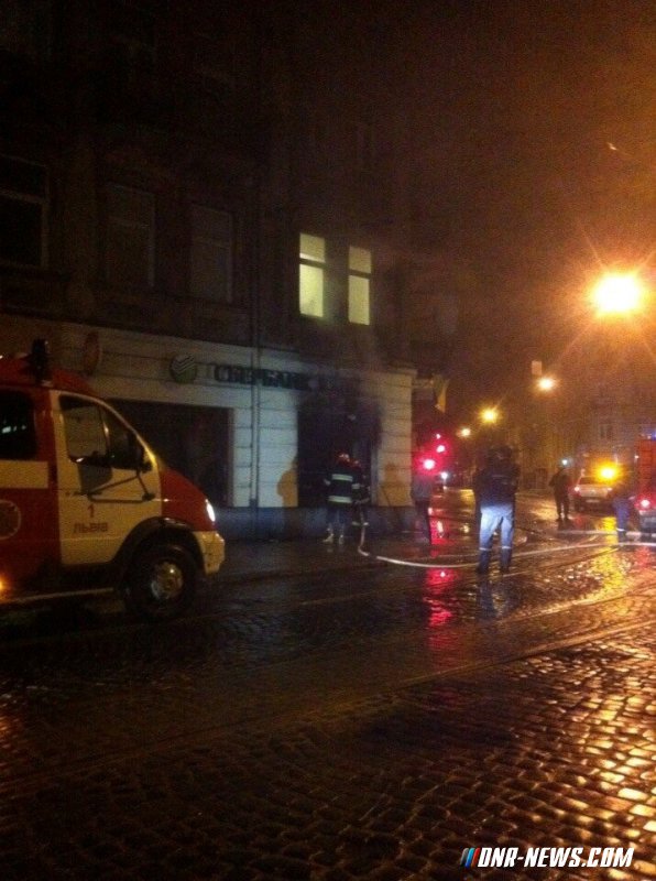 Во Львове сожгли Сбербанк России Во Львове сожгли Сбербанк России