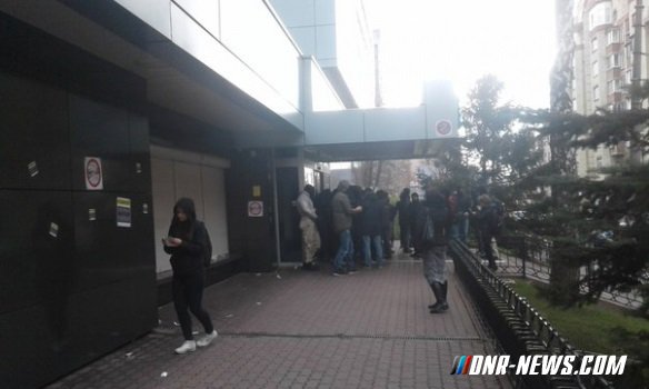 Бойцы "Азова" заблокировали офис телеканала "Интер" Бойцы "Азова" заблокировали офис телеканала "Интер"