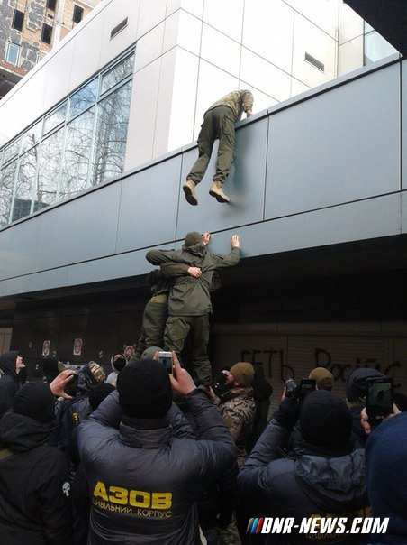 Бойцы "Азова" заблокировали офис телеканала "Интер" Бойцы "Азова" заблокировали офис телеканала "Интер"