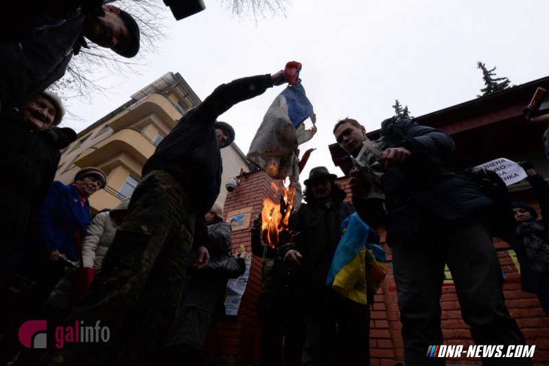 Депутат Рады сорвал с консульства России во Львове российский флаг Депутат Рады сорвал с консульства России во Львове российский флаг