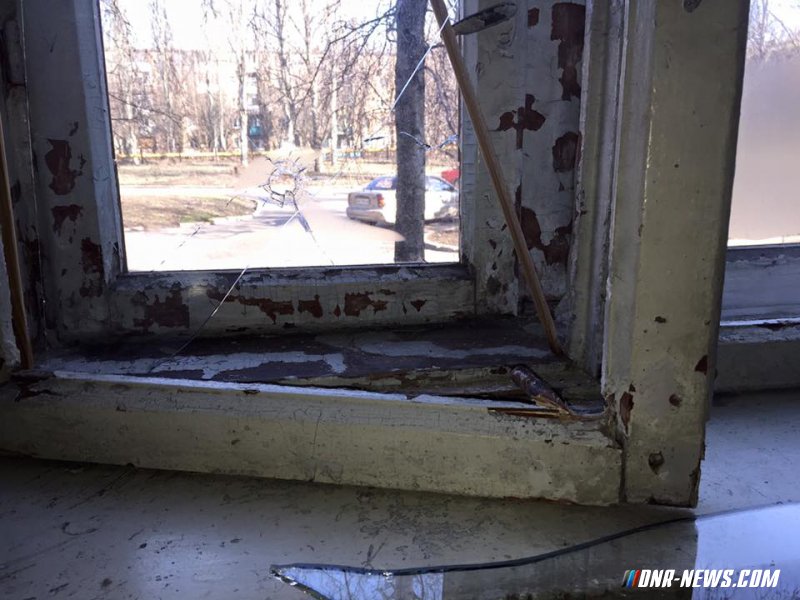 Украинский снайпер обстрелял больницу в Куйбышевском районе Донецка Украинский снайпер обстрелял больницу в Куйбышевском районе Донецка