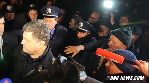 Порошенко обманул крымского таксиста, спасшего его от разъяренной толпы Порошенко обманул крымского таксиста, спасшего его от разъяренной толпы