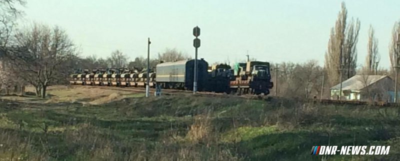 Украина пригнала к границе с Крымом пятый эшелон с военной техникой Украина пригнала к границе с Крымом пятый эшелон с военной техникой