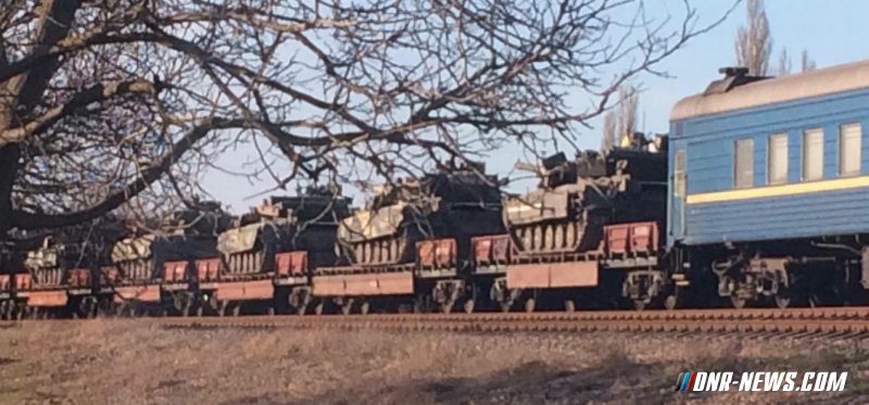 Украина пригнала к границе с Крымом пятый эшелон с военной техникой Украина пригнала к границе с Крымом пятый эшелон с военной техникой