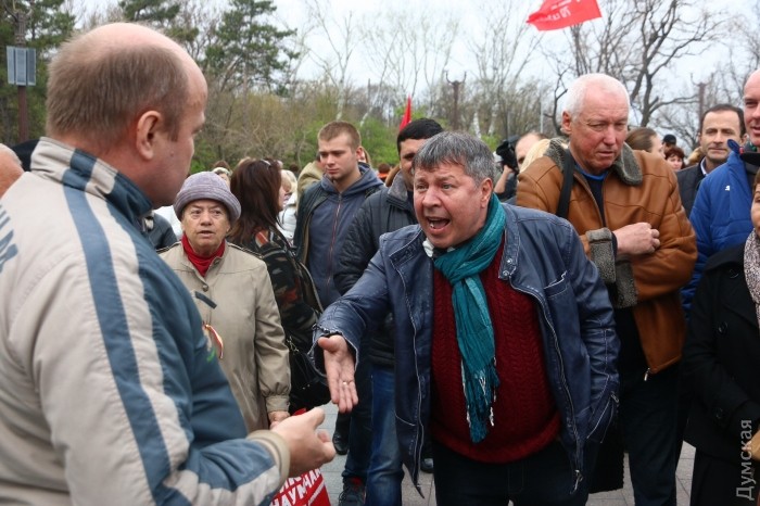 Украинские националисты срывают георгиевские ленты с одежды участников митинга в Одессе Украинские националисты срывают георгиевские ленты с одежды участников митинга в Одессе