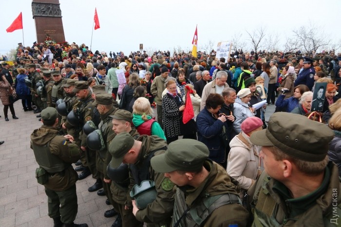 Украинские националисты срывают георгиевские ленты с одежды участников митинга в Одессе Украинские националисты срывают георгиевские ленты с одежды участников митинга в Одессе